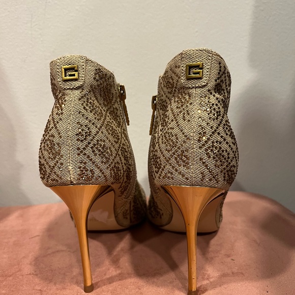 GUESS Women's Fazzie Ankle Boot - Picture 4 of 4